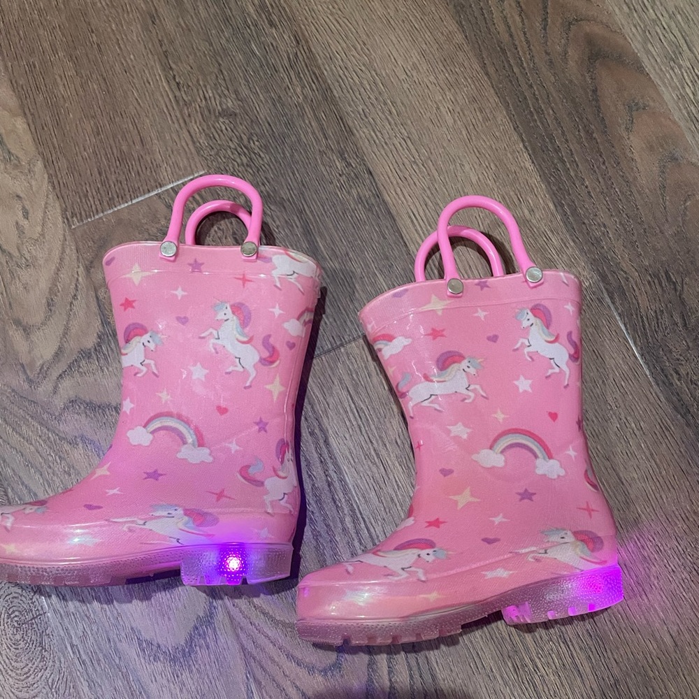 Light-up toddler rain boots size 6